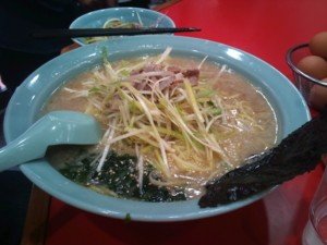 西船橋のラーメンかいざんのネギラーメン